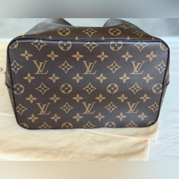 Louis Vuitton NeoNoe Monogram Bucket Bag - Picture 4 of 13